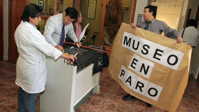 Funcionarios de la Dirección de Bibliotecas, Archivos y Museos continúan paralizados