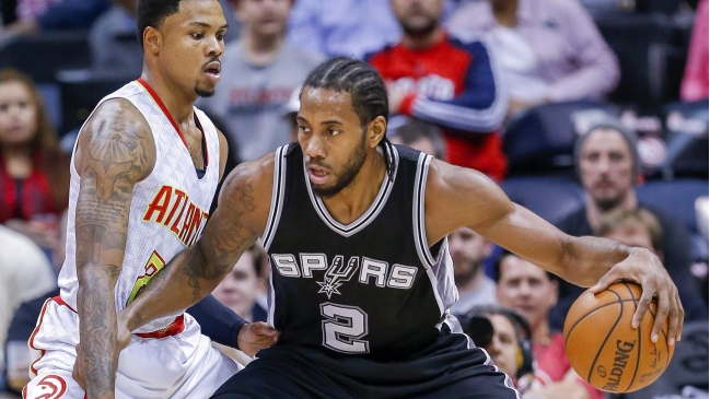 Leonard volvió a brillar en otro triunfo como local de San Antonio Spurs