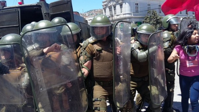Carabineros dispersó protesta estudiantil en centro de Valparaíso