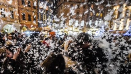 Así se vivió la masiva guerra de almohadas en Praga