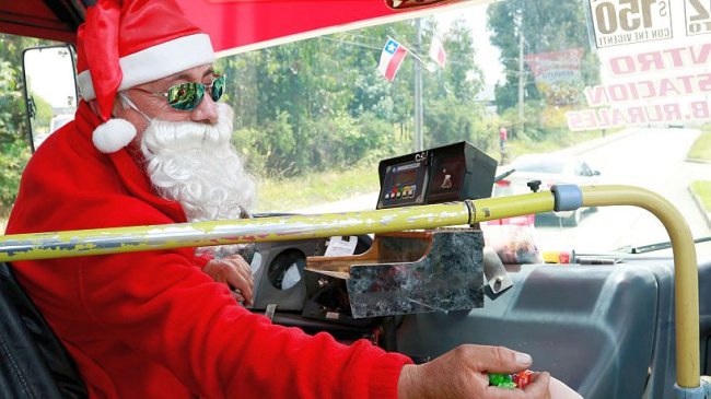 Chofer de micro arriesga sanción por disfrazarse de viejo pascuero