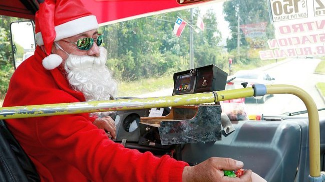 Chofer de micro arriesga sanción por disfrazarse de viejo pascuero