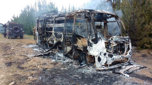 Collipulli: Encapuchados quemaron bus de empresa forestal