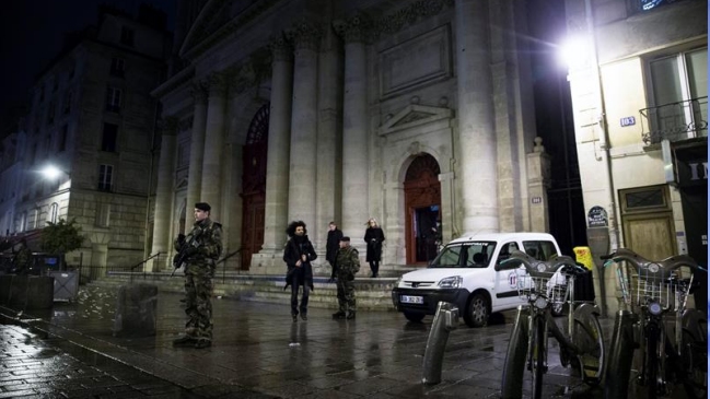 Francia moviliza a 120.000 uniformados para seguridad en Navidad