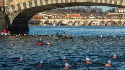 El tradicional nado navideño en República Checa