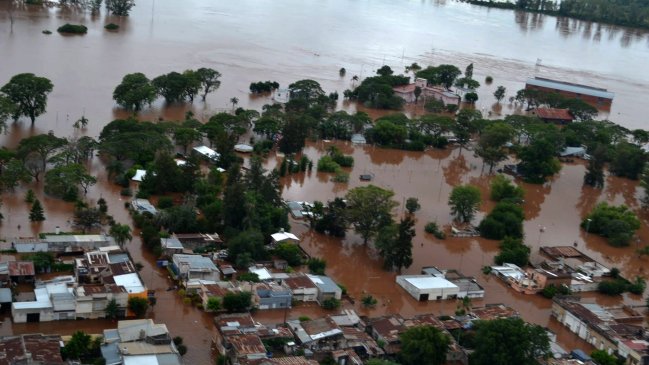 Crecida de ríos se estabiliza en noreste argentino y deja 20.000 evacuados