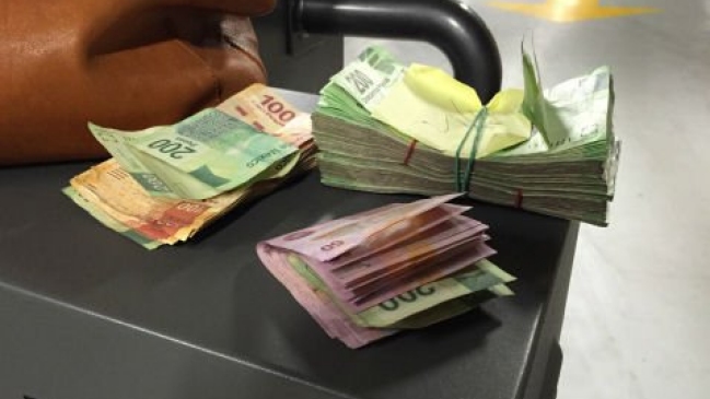 Policía mexicano devolvió 1,7 millones de pesos olvidados en estacionamiento