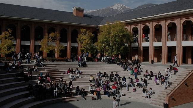 Colegio de Matronas llamó a no postular a Obstetricia de la U. de Los Andes