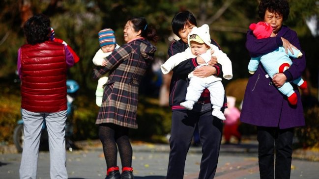  China deja en el pasado la política del hijo único  