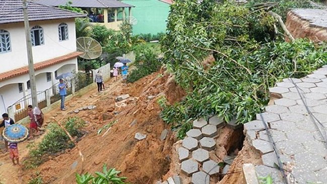 Roca gigante se desprendió de un cerro y destruyó varias casas en Brasil
