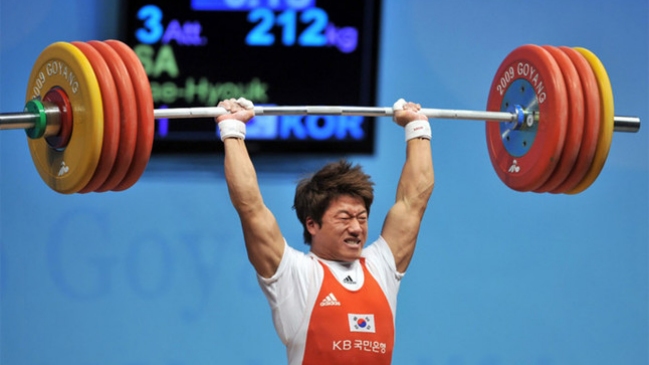 Campeón olímpico de Beijing 2008 en halterofilia fue suspendido por agresión