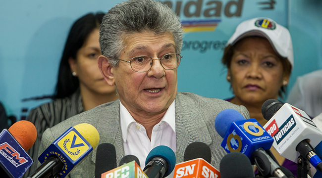 Oficialismo prohibió que nuevo presidente del Parlamento accediera al Congreso