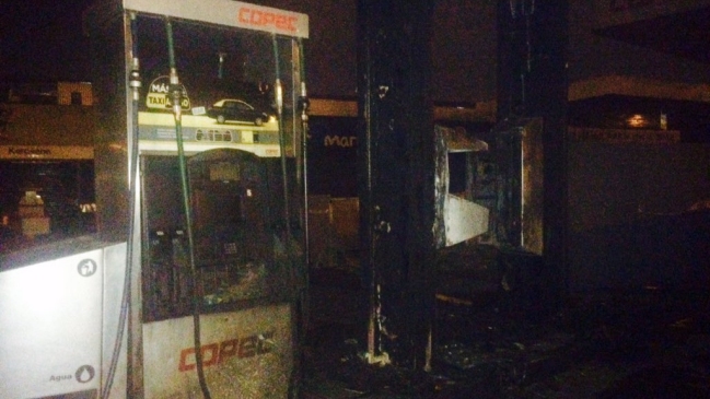 Encapuchados atacaron con bombas molotov servicentro en cercanías de Villa Francia