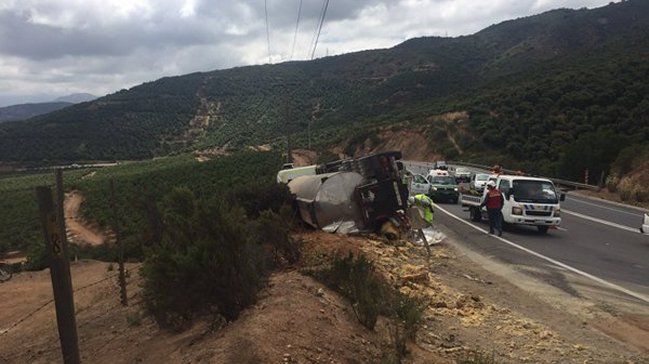 Choque en Ruta 5 Norte causó volcamiento de camión con asfalto