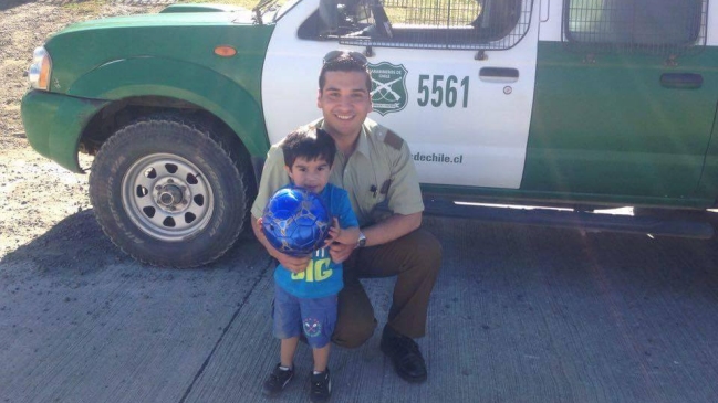 El tierno gesto de carabineros que reventaron la pelota de un niño
