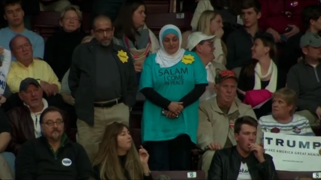 Musulmana que protestaba en silencio fue expulsada un mitin de Trump