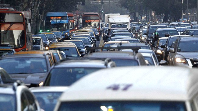 Gobierno defiende restricción para vehículos catalíticos previos a 2012