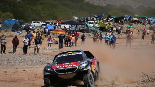 Stephane Peterhansel es el nuevo líder en autos tras accidente de Sebastien Loeb