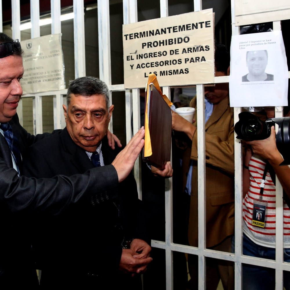 Guatemala: Pandilleros retienen a director y guardias de una cárcel