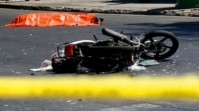 Región del Biobío: Dos jóvenes murieron al chocar su moto contra un camión