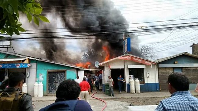 Incendio destruyó seis locales comerciales en el centro de Arauco