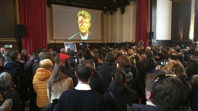 Cientos de fans despiden a Bowie en Berlín, ciudad del emblemático disco 