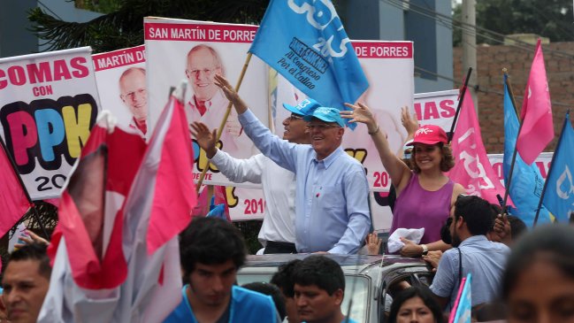 Kuczynski y Acuña pelean segundo lugar en sondeo por presidenciales en Perú