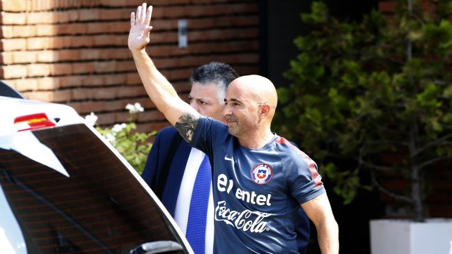 Hinchas de U. de Chile realizaron banderazo en apoyo a Jorge Sampaoli