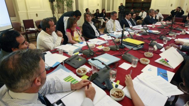 Lucro en agencias de capacitación causa polémica en discusión por carrera docente