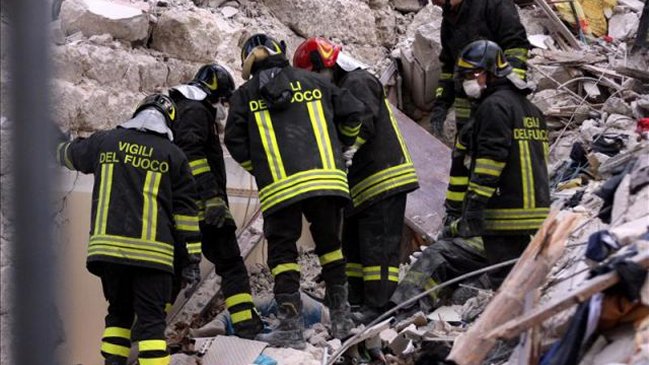 Cinco personas fallecieron en derrumbe de edificio en Italia tras explosión por fuga de gas