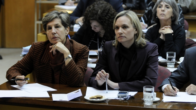 Parlamentarias llamaron a restituir cuota de participación femenina en ley de partidos