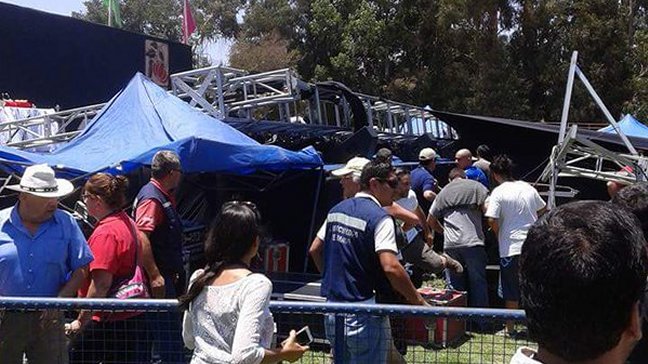Dos lesionados tras caída de torre en Festival del Tomate de Limache