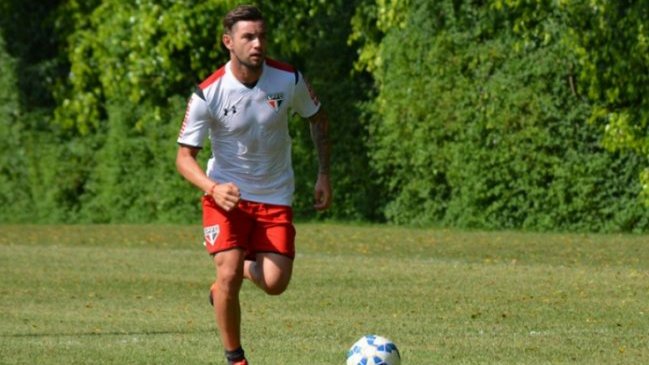 Eugenio Mena destaca en once titular de pretemporada en Sao Paulo
