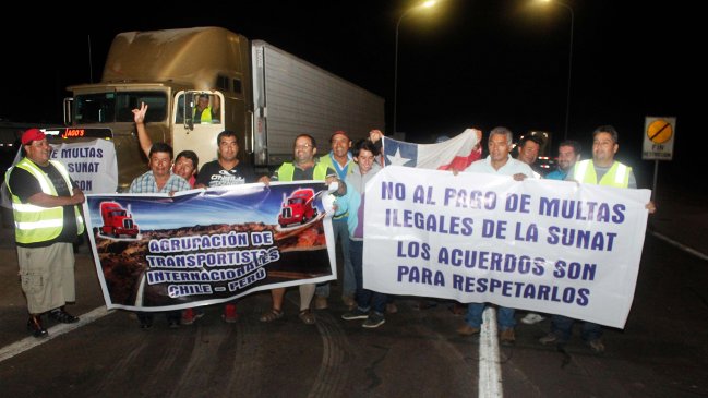 Camioneros bloquearon ruta Arica-Tacna y no descartan extender paralización a Bolivia