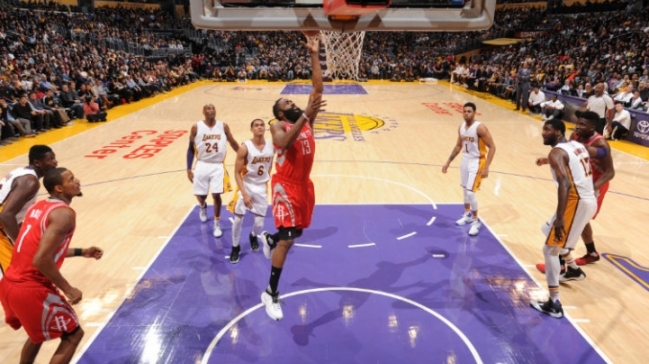 Harden brilló con 31 puntos en triunfo de Houston ante los Lakers
