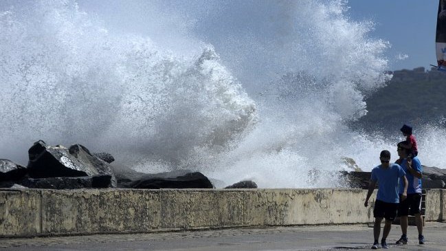Pronostican olas de hasta tres metros en el litoral central