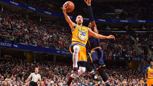 Curry dio una exhibición antes James y los Warriors humillaron a los Cavaliers