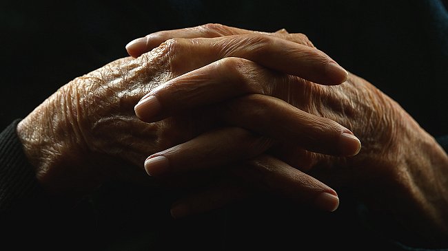 Gobierno repudió maltrato a anciano que se orinó luego de que no le prestaran el baño