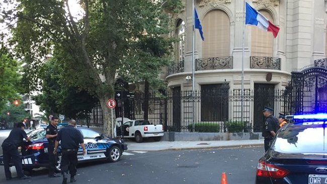 Hombre estrelló su vehículo contra la Embajada de Francia en Buenos Aires