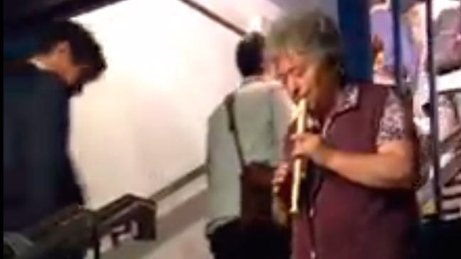 Farkas sorprendió de nuevo con ayuda a profesora que toca música en el Metro