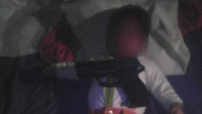 Impacto por foto de recién nacido con un arma en Uruguay