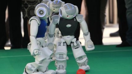   Androides jugaron un partido de fútbol en la Plaza de la Constitución 