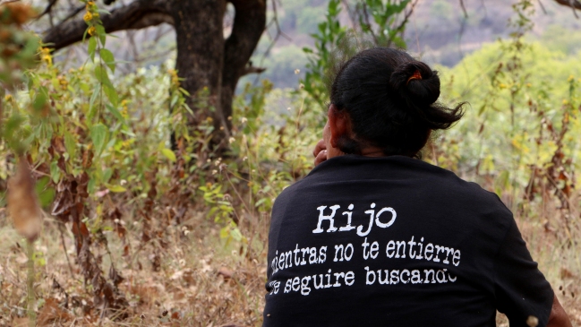 Familiares de desaparecidos hallan fosas con restos humanos en México