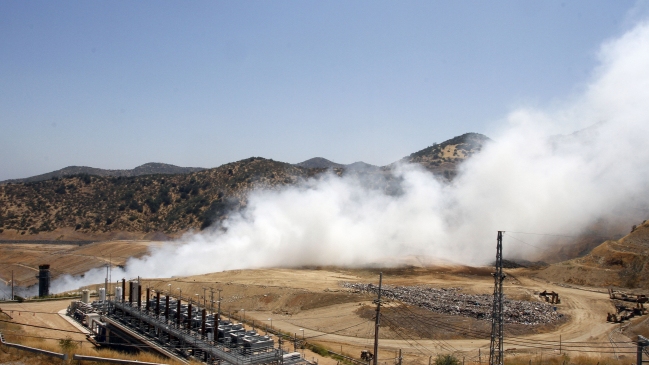 Calidad de aire llegó a nivel equivalente a alerta en sector aledaño al incendio en relleno