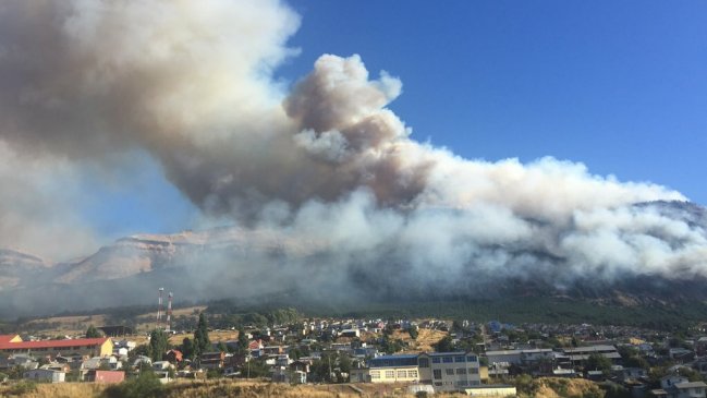 Continúa combate del incendio en cerro Divisadero de Coyhaique