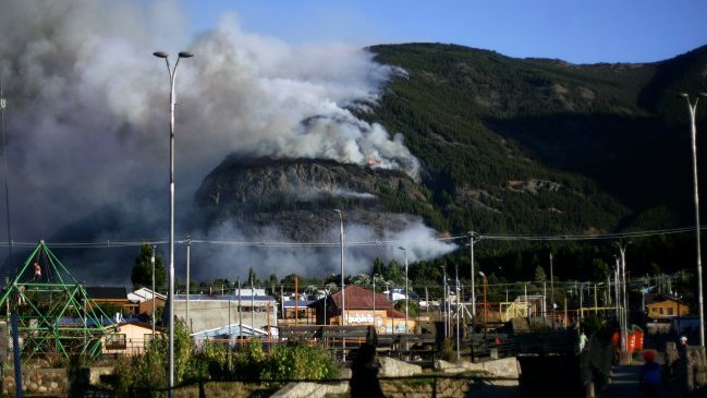 Cómo se combate el incendio en el cerro Divisadero de Coyhaique