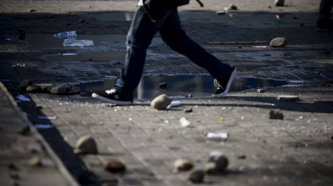 Encapuchados se enfrentaron a Carabineros en frontis de la Usach