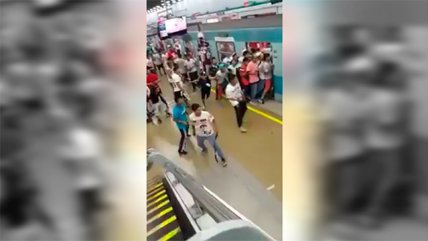   El violento enfrentamiento entre hinchas de Colo Colo y Universitario de Perú 