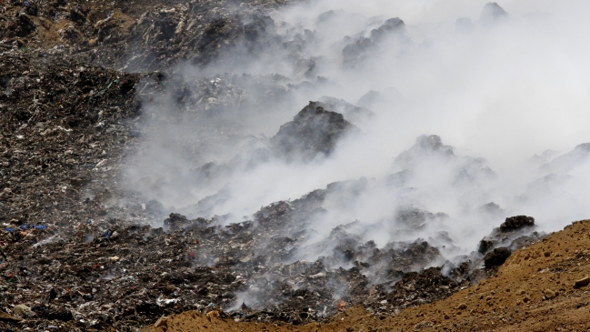 Diputados citan a Orrego al Congreso por incendio en relleno Santa Marta