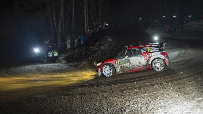 Kris Meeke quedó como líder del Rally de Montecarlo por delante del campeón Ogier